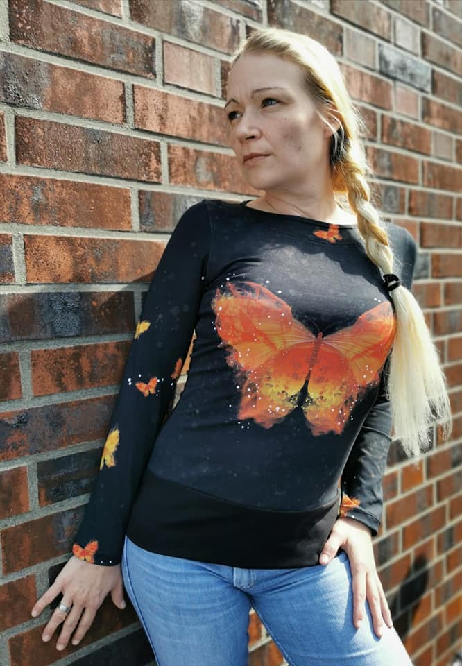 LaMarina Shirt von pedilu | Designbeispiel von Dodu & Zerschmetterling | Shirt mit Schmetterling
